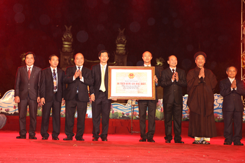 Phó Thủ tướng Nguyễn Xuân Phúc trao Bằng Di tích quốc gia đặc biệt cho tỉnh Thái Bình.